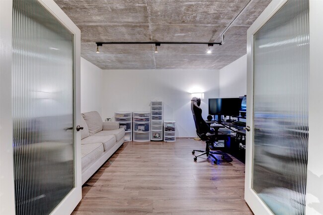Building Photo - 1005 S Shepherd Dr
