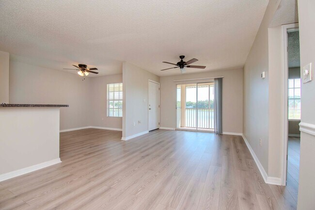 Building Photo - Lake Front 1BR + Den -Move In Special Available