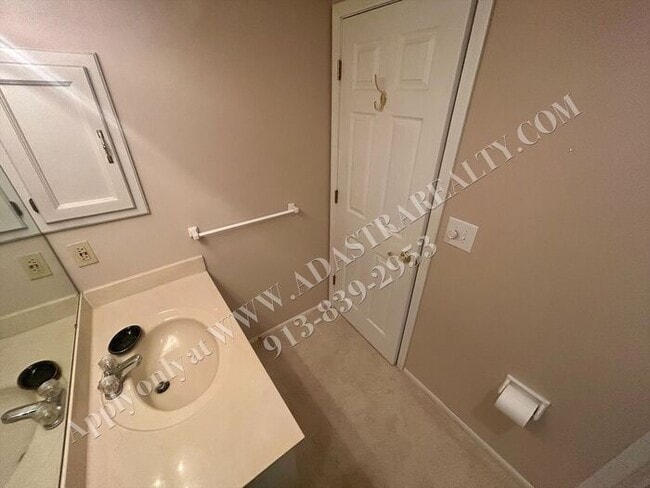 Building Photo - Spacious 2 Bed 2 Bath Ground Floor Unit-Available NOW!!