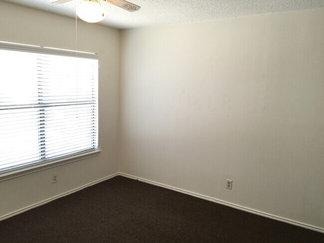 Building Photo - NICE 3 BEDROOM LOCATED ON A LARGE CORNER LOT*COUNTRY KITCHEN WITH ISLAND*LARGE MASTER BR DOWN W/ ...