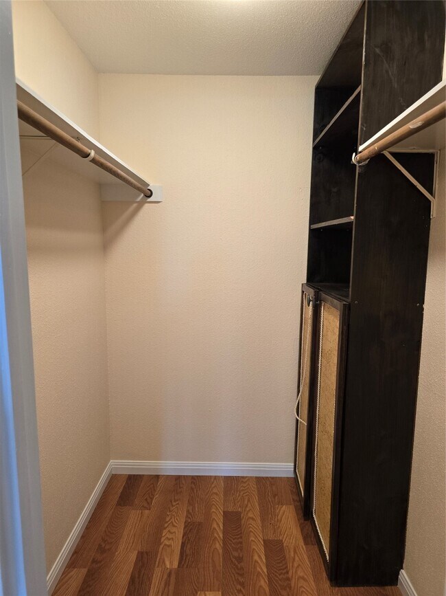 Building Photo - 9797 Leawood Blvd