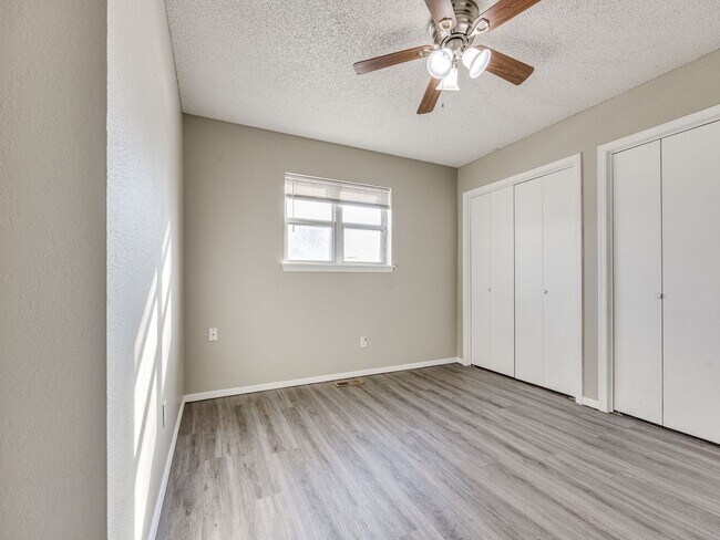 Building Photo - Refreshed Home + Yukon Schools + 3 bedrooms