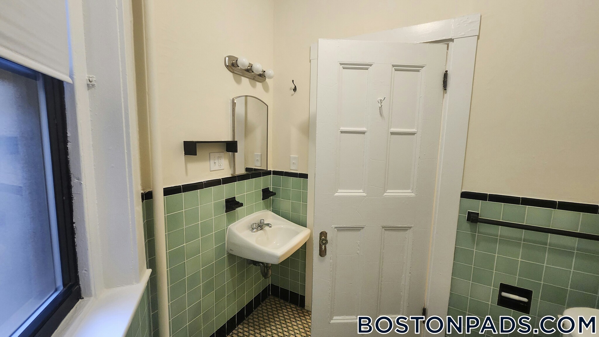 Building Photo - 504 Beacon St