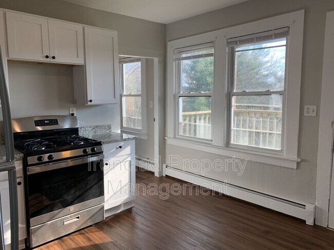 Building Photo - 27 Botsford St