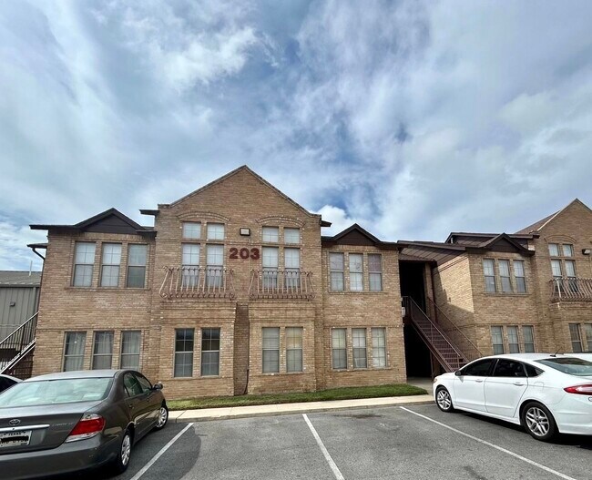Building Photo - 203 Martingale