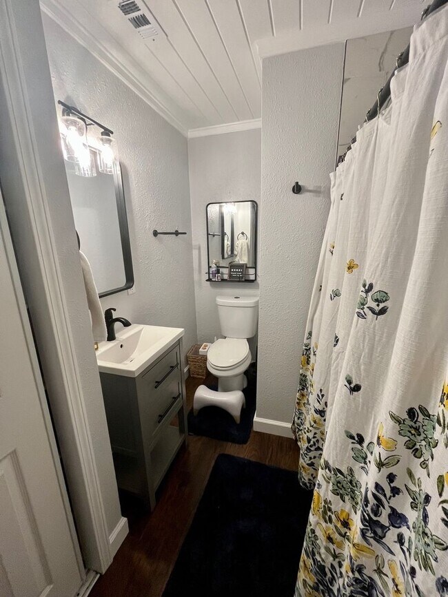 Building Photo - Discover the Allure of this Charming, Downtown 3 bedroom/2 Bath!