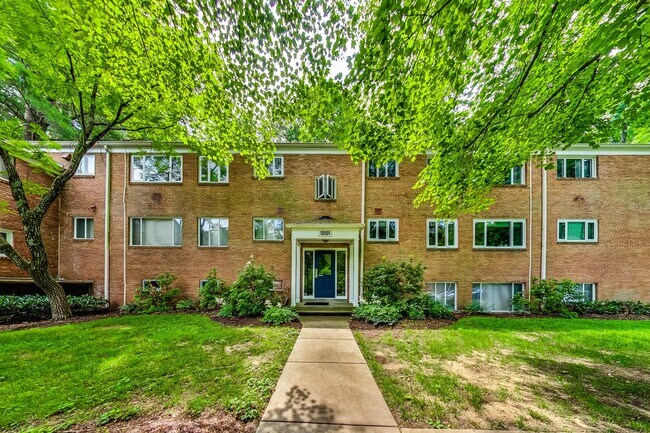 Primary Photo - 10501 Montrose Ave