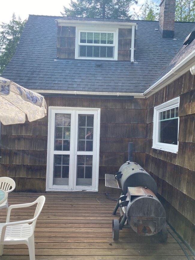 Building Photo - 4 Bedroom Upstairs Unit in a Country Setting