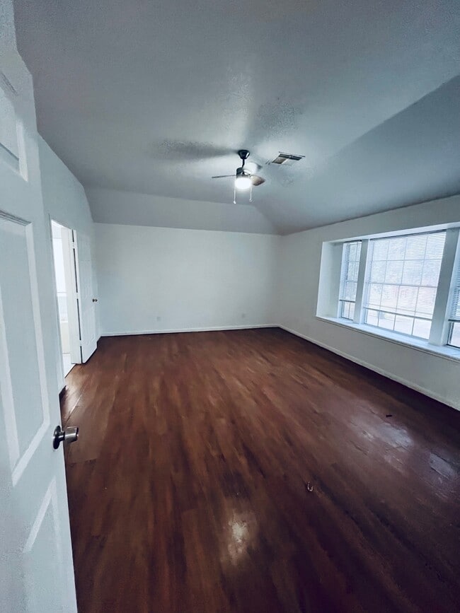 Building Photo - 2206 Laurel Oak Dr