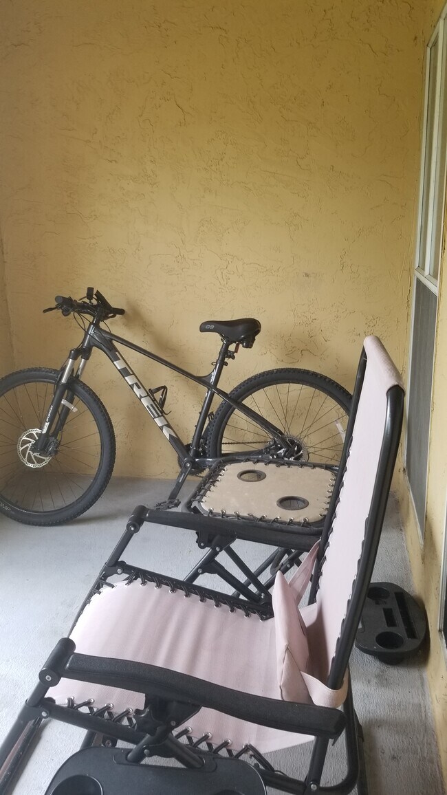 Building Photo - 977 Riverside Dr