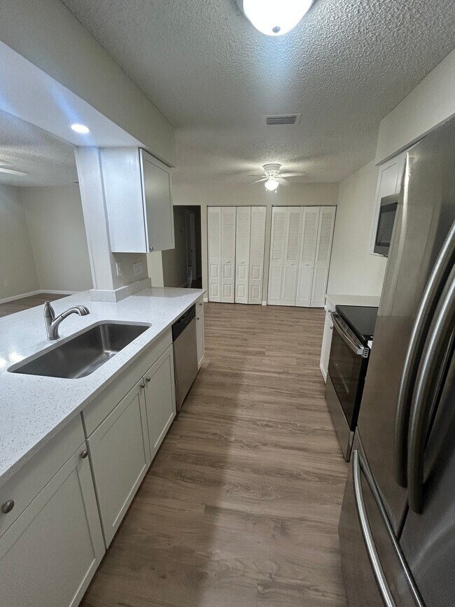 Building Photo - 4015 Cinnamon Cir