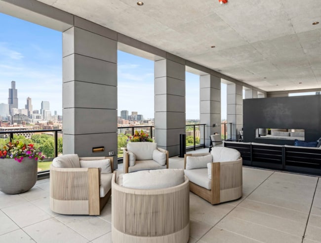 Building Photo - 1601 W Lake St