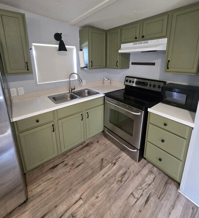 Building Photo - 8827 Deerwood Dr