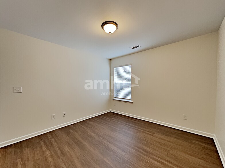 Building Photo - 227 Ivy Brook Dr