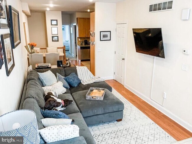 Primary Photo - 2339 Catharine St