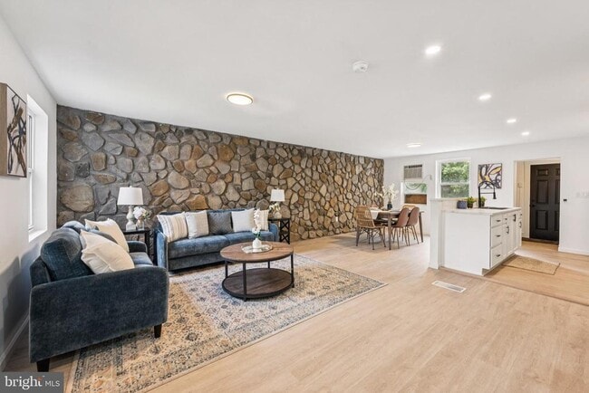 Building Photo - 818 Sylvan St