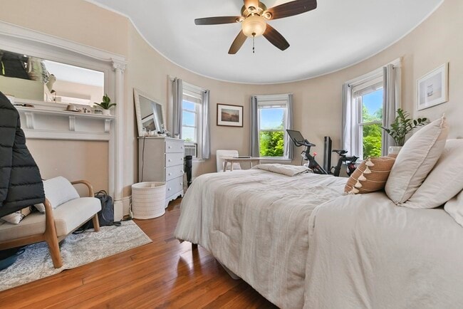 Building Photo - 257 E Cottage St