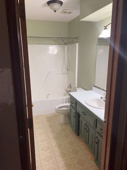 Building Photo - 405 Valley View