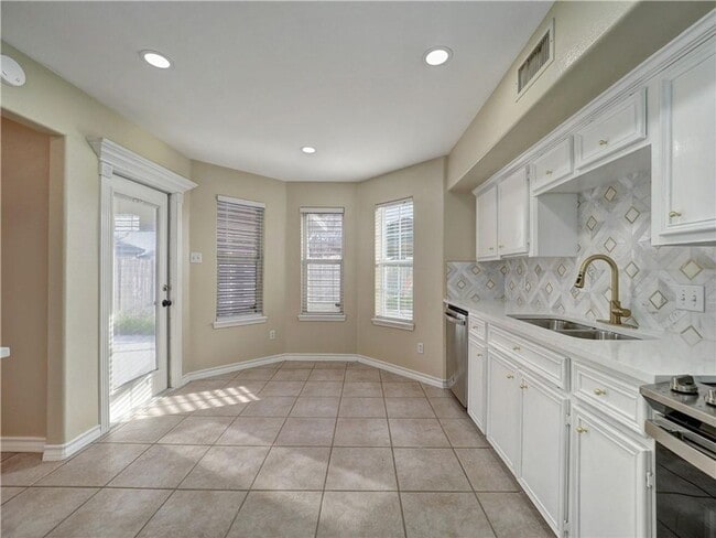 Building Photo - 3 bedroom 3 bath house