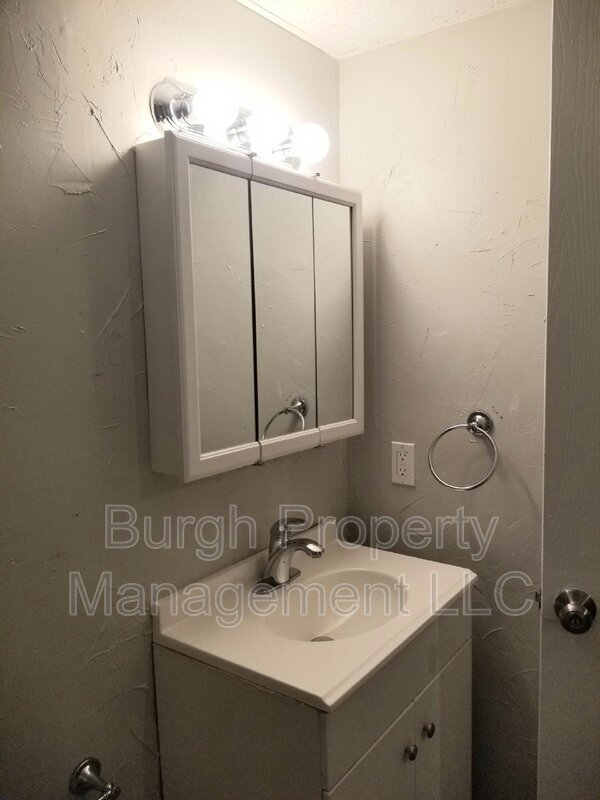 Building Photo - 634 Southcrest Dr