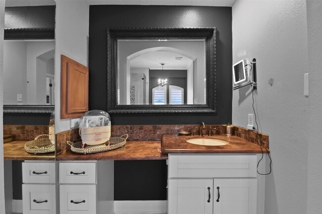 Building Photo - 21131 Beech Landing Ln