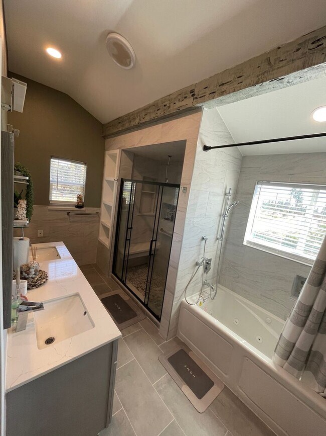 Building Photo - Magalia-2 bed 2 bath, second story duplex,...
