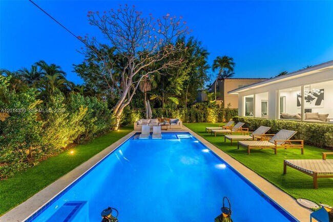 Building Photo - 6145 La Gorce Dr