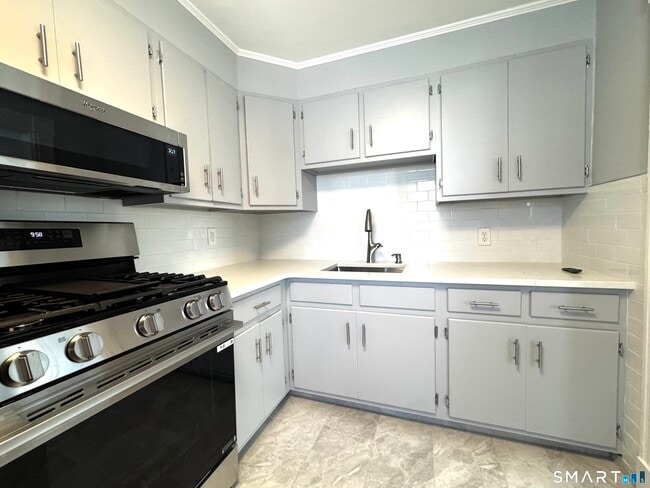 Building Photo - 10 Bayview Ave