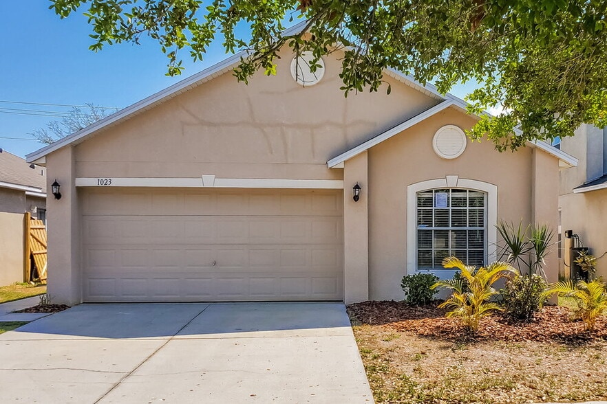 Primary Photo - 1023 Brenton Leaf Dr