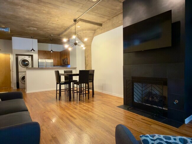 Building Photo - 1070 W 15th St
