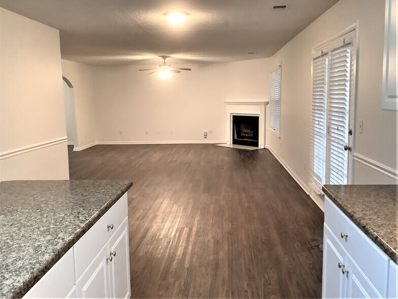 Building Photo - 106 Sweetland Ct