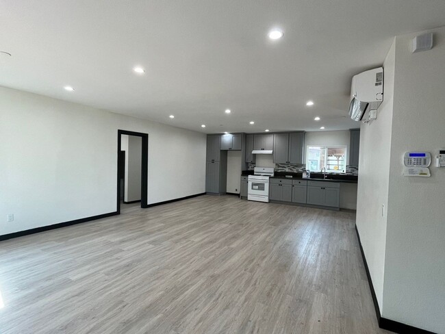 Building Photo - Beatiful and spacious Rental in Montebello...