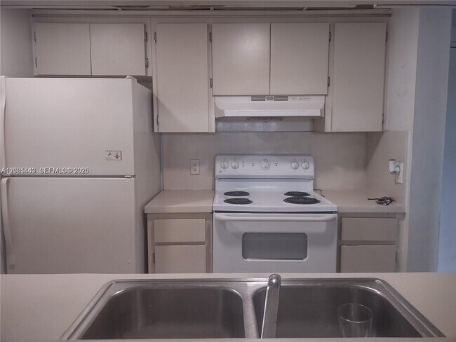Building Photo - 8100 Geneva Ct