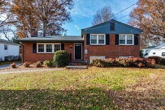Building Photo - Gorgeous 4 Bed 3 Bath Brick Home In Serene Hollindale