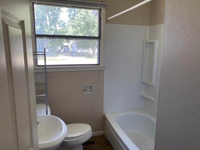 Building Photo - 1010 18th St SW