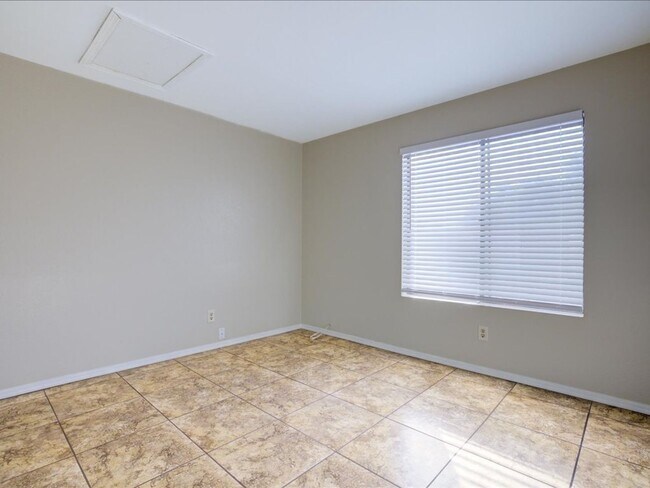 Building Photo - Modern 2 Bedroom 2 Bathroom home with comm...