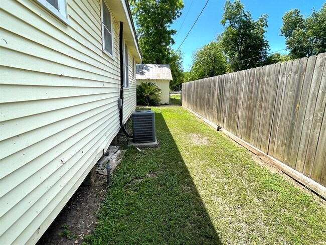 Building Photo - 107 Sinclair St