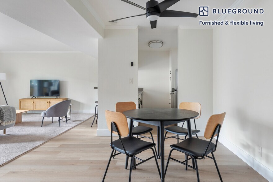 Building Photo - 141 Wellesley Cres