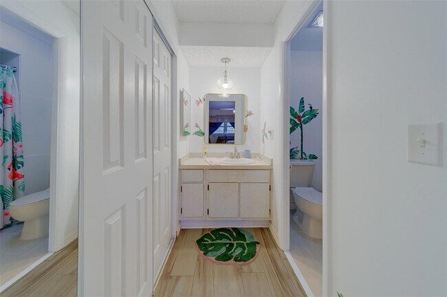 Building Photo - 13827 Mission Oaks Blvd