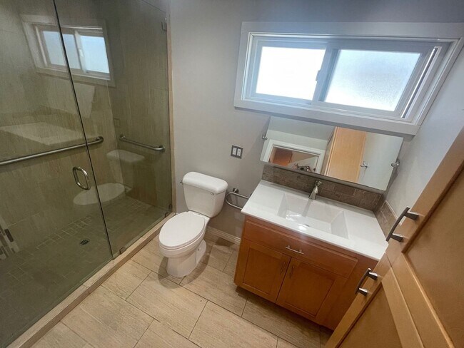 Building Photo - 4BD/2BA House on 63rd!