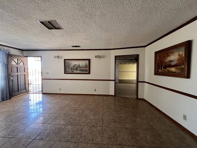 Building Photo - 3 Bedroom 2 Bathroom House with RV Parking...