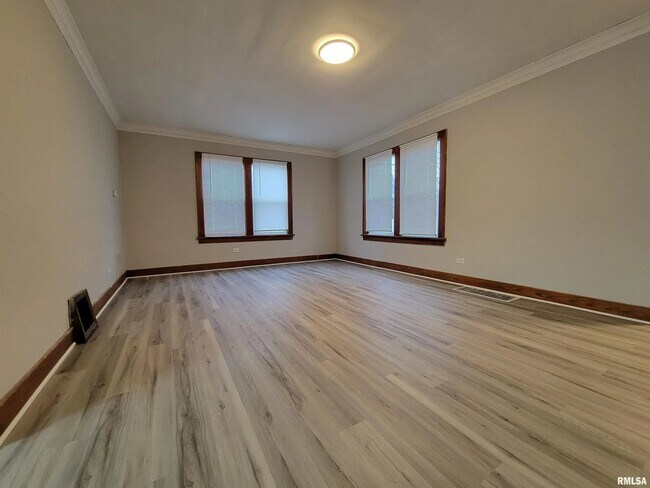 Building Photo - 2807 N Dechman Ave