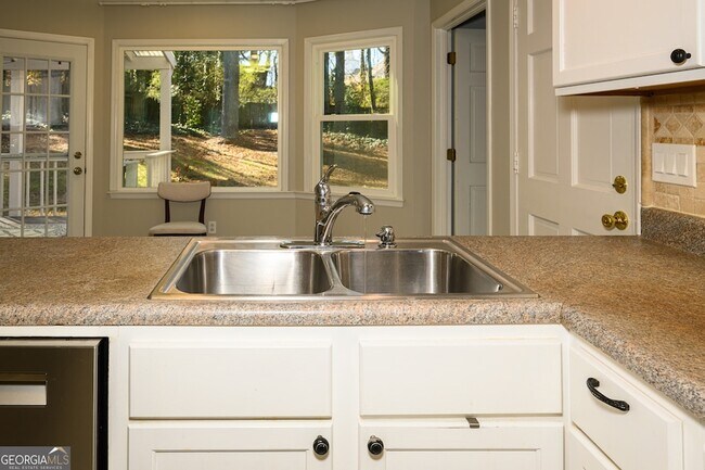 Building Photo - 151 Lakeside Dr NW