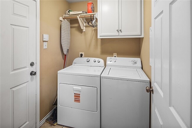 Building Photo - 335 Robelmont Dr