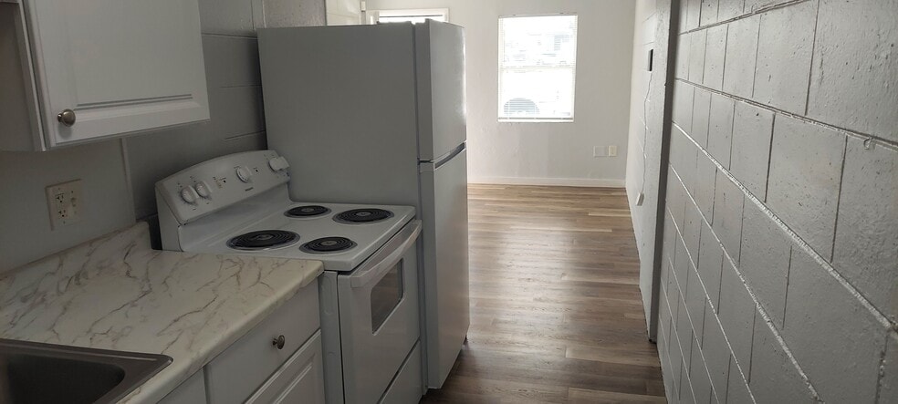 Building Photo - 2070 Avocado Ave