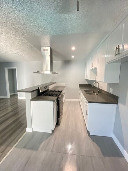 Building Photo - 4015 W Adams Blvd