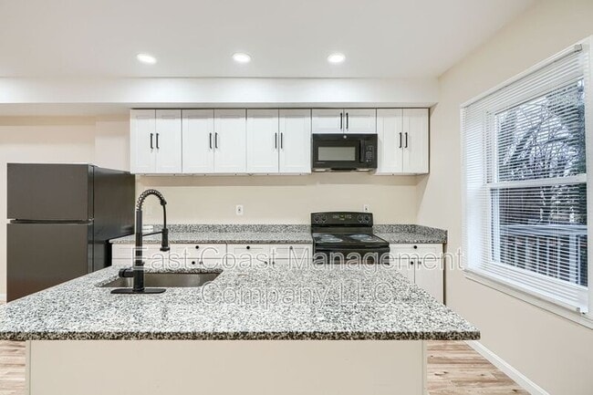 Building Photo - 3028 Chelsea Terrace