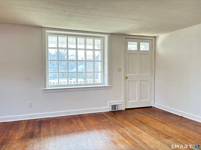 Building Photo - 107 N Main St