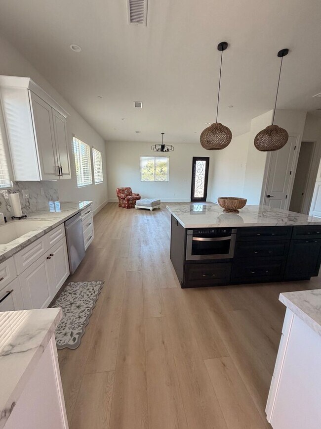 Building Photo - Charming 2-Bedroom Home in Private Gated Community