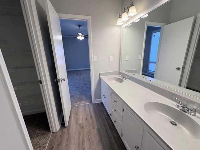 Building Photo - Large 2 Bedroom 2 Bath Condo in the Forest Oaks Community!!